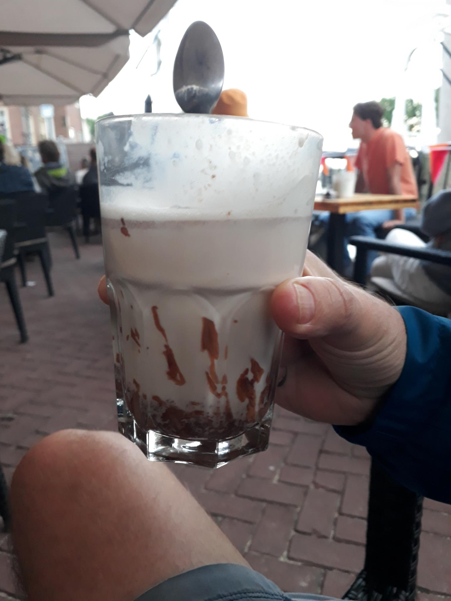 Milchkaffee in der Hand